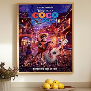 Peut inclure: Une affiche encadrée du film "Coco" de Disney Pixar, avec des illustrations vibrantes de personnages jouant de la guitare dans un cadre de ville festive. L'affiche comprend le titre "Coco" en lettres colorées et le texte espagnol : "Vive tu momento" et "Muy pronto. Solo en cines."