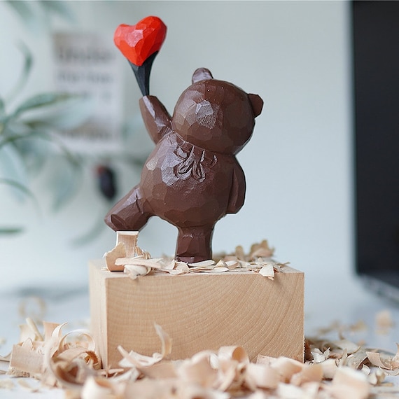 木製クマのハート風船置物 手作り木彫りのクマの置物：ハートバルーンデコレーション - Etsy 日本