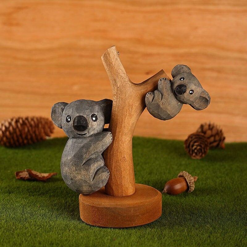 Bébé koala dormant avec son bébé koala dans une branche d'arbre