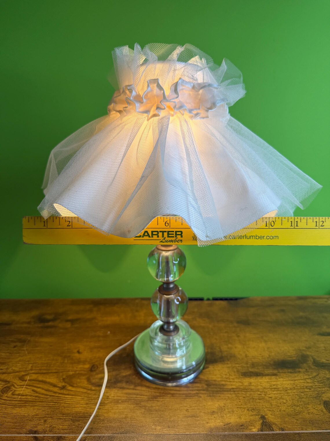 Vintage Table Lamp with a plastic and ruffled white lace clip-on lampshade~ Works! Read Shop Disclaimer, foto 4 di 5