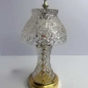 Lampe de table vintage en cristal au plomb clair, gravure de détails, décoration d'intérieur, grande lampe de table, dorée, éclairage d'accentuation