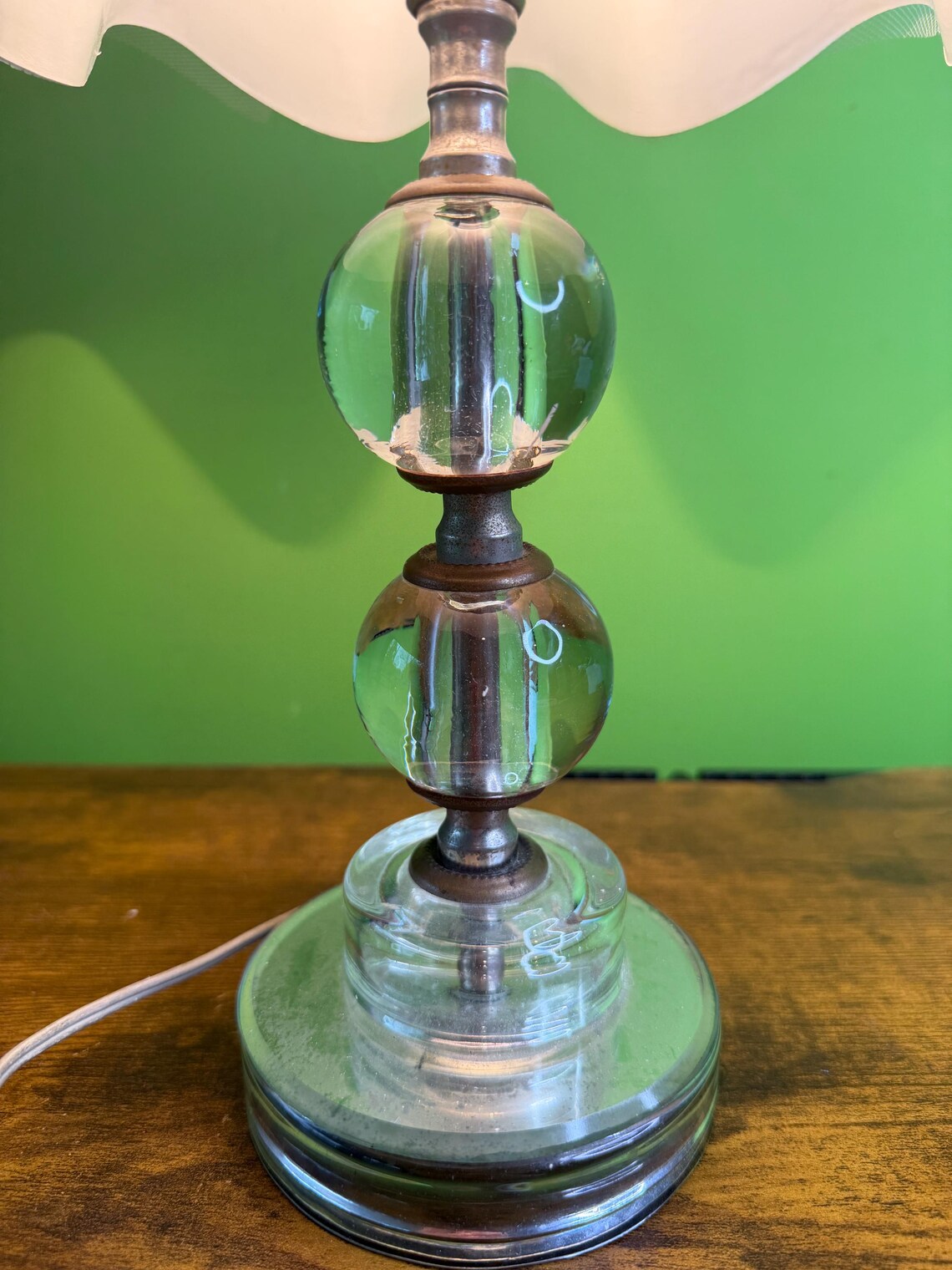 Vintage Table Lamp with a plastic and ruffled white lace clip-on lampshade~ Works! Read Shop Disclaimer, foto 2 di 5