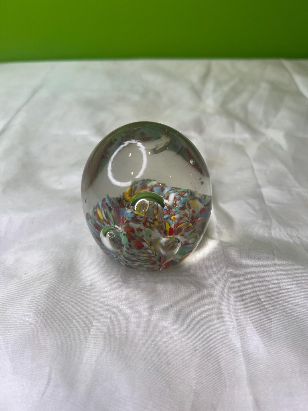ヴィンテージの卵型アートガラスペーパーウェイト、マルチカラー