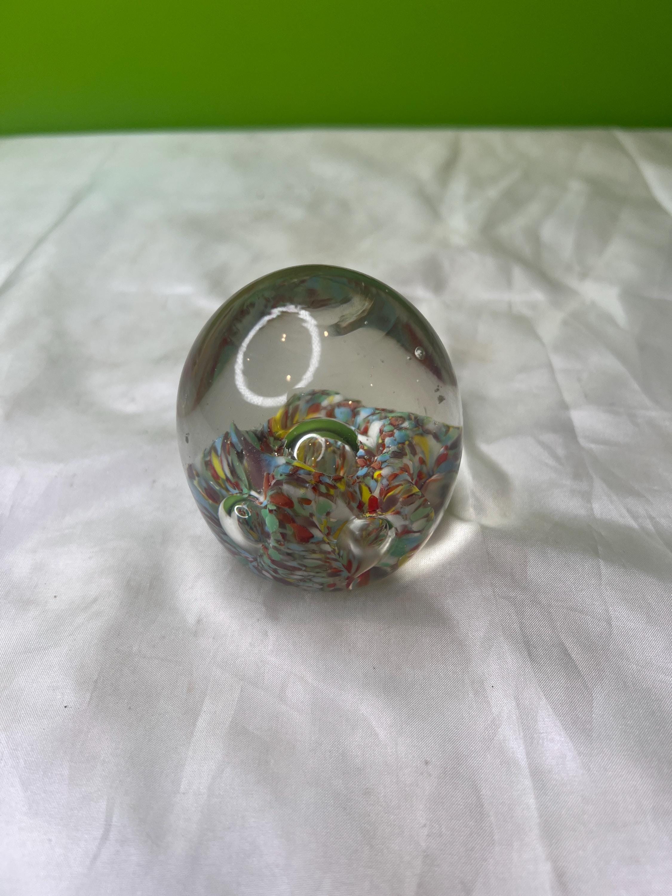 ヴィンテージの卵型アートガラスペーパーウェイト、マルチカラー