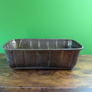 Vintage rechteckiger Blumentopf oder Trog, wahrscheinlich aus Messing, mit gehämmerter Textur und vertikal getäfelten Seiten