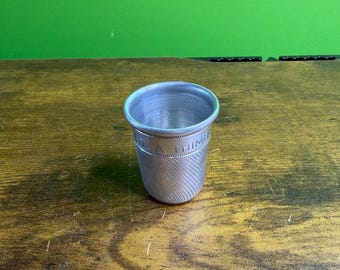 "Vintage ""Just A Thimble Full"" Metall Schnapsglas."