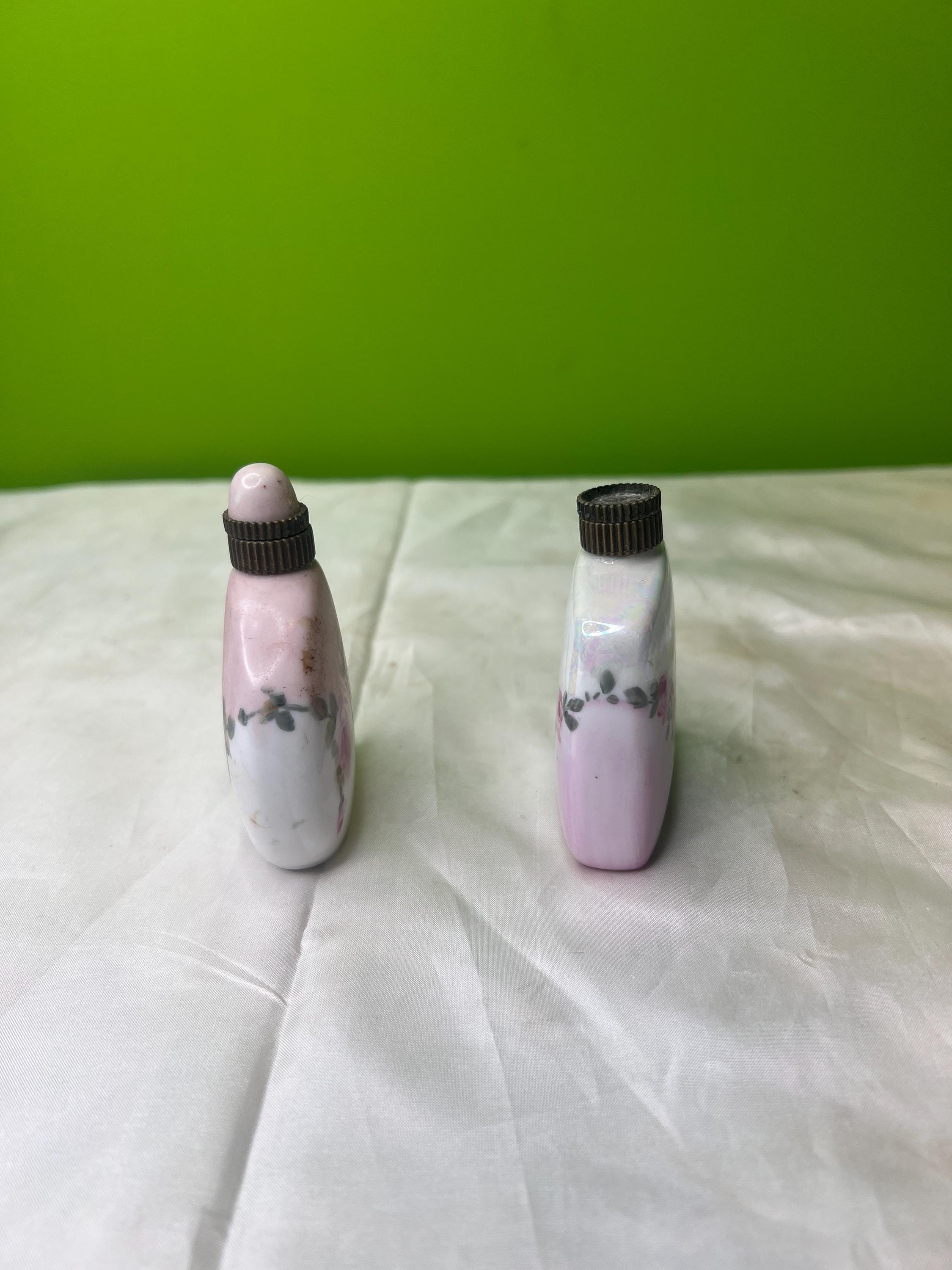 ヴィンテージ風セラミック/磁器製香水瓶2本セット ～ ピンクの花柄