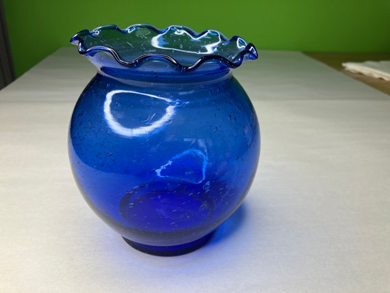 ゴージャスなフリルの口と素敵なバブルデザインのヴィンテージコバルト