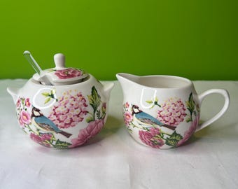 Vintage weiße Keramik Zuckerdose und Sahnekännchen mit blauem Vogel und rosa Nelken von The English Table