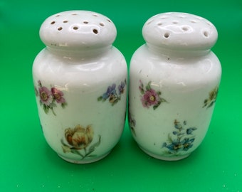 Salière et poivrière vintage en céramique blanche à motif floral