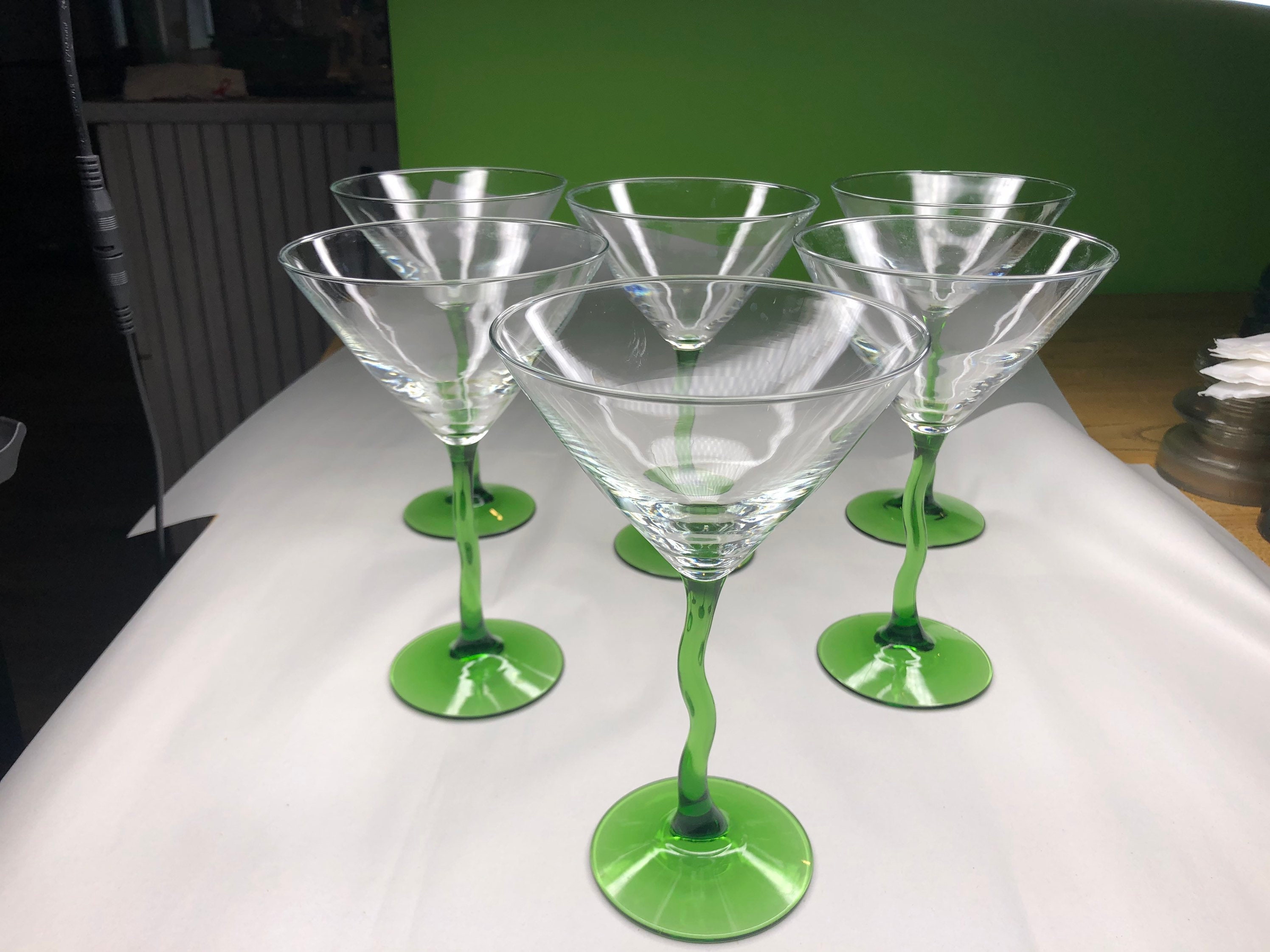 SET OF 2 LIBBEY MARTINI GLASSES WITH EMERALD GREEN CURVED STEMS HOLDS 8 OZS