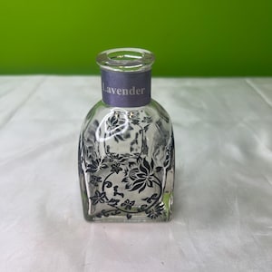 Tom vintage lavendelrörsdiffusor med svarta blommotiv
