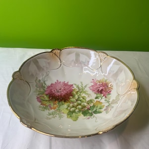 Bol à légumes en porcelaine vintage ~ Motif floral rose avec raisins ~ Bordure dorée ~ Bol de service ~ Centre de table ~ Bol à fruits décoratif