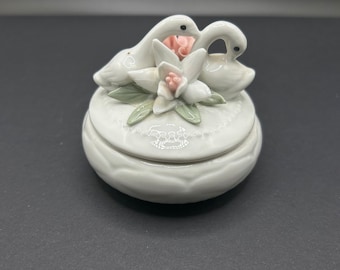 Boîte à bijoux vintage en porcelaine avec deux cygnes et fleurs fabriquée à Hong Kong