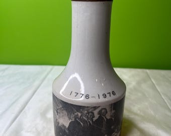 Zabytkowa ceramiczna karafka na alkohol z okazji dwusetnej rocznicy urodzin, 1776-1976. Wyprodukowano w Japonii.
