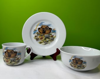 Probabilmente vintage, set da 3 pezzi senza marchio, composto da piatto, ciotola e tazza per bambini dell'ARCA DI NOÈ, in porcellana.