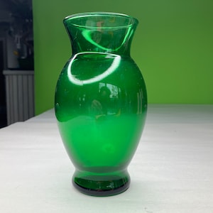 Vintage Emerald Green Glass Vase with gorgeous shape and color unb