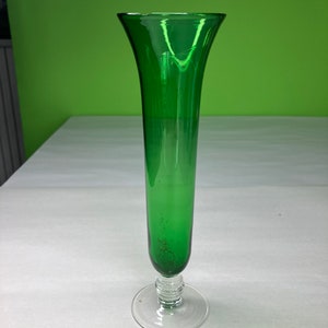 Vintage smaragdgroene glazen kast met helder gestapelde glazen steel, prachtig