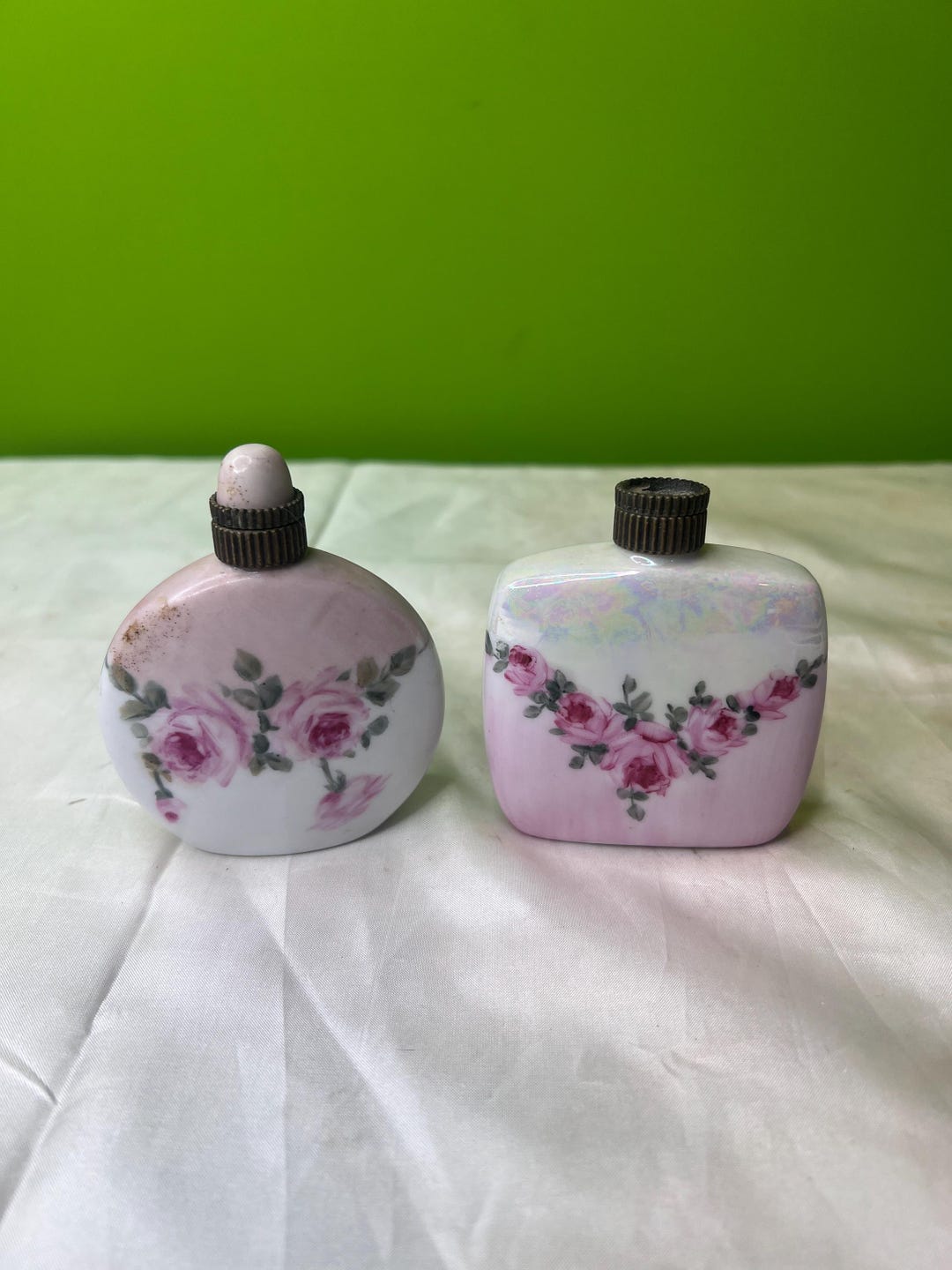 ヴィンテージ風セラミック/磁器製香水瓶2本セット ～ ピンクの花柄