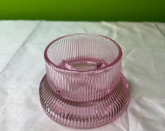 Vintage roze geribbelde glazen orkaan gewogen kandelaar