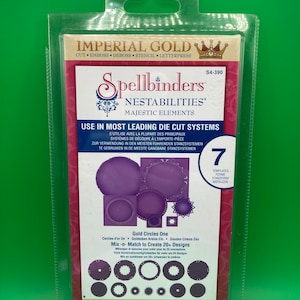 Puede incluir: Un paquete de troqueles Spellbinders Nestabilities llamado "Gold Circles One". El paquete es morado y rosa y presenta un logotipo de corona. Los troqueles están diseñados para ser utilizados en la mayoría de los sistemas de troquelado líderes. El paquete incluye 7 plantillas e instrucciones para crear más de 20 diseños.