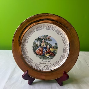 Vintage Sabin Crest-O-Gold Sammelteller mit 22K Goldverzierung ~ einer kolonialen Außenszene mit einer Dame und einem Herrn