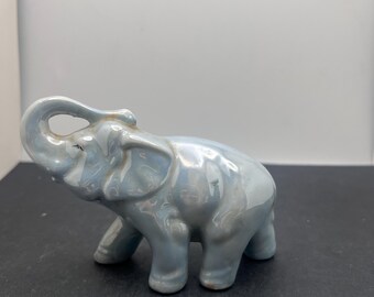 Vintage blaue Elefantenfigur mit leicht irisierender Glasur ~ Made in Japan