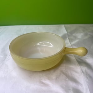 Vintage Glasbake Milchglas Suppenschüssel mit Henkel - Hell Gelb - Retro Küche Sammlerstück - 2057