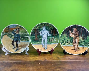 Selección de platos de colección de edición limitada de 8 pulgadas de El Mago de Oz de The Bradford Exchange.
