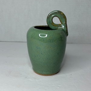 Vintage Keramik Glaserad Mossgrön Handtag Planter Potter Vas Mugg Handgjord Signerad Laura