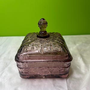 Vintage tiara BIJENkorf bijen amethist paars overdekte snoepschaal 5 3/8", vierkantvoetige doos, verhoogd ontwerp met getextureerde bij, paars glas