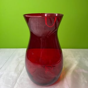 Vintage rubinröd glasvas med vacker räfflad form och bred mynning