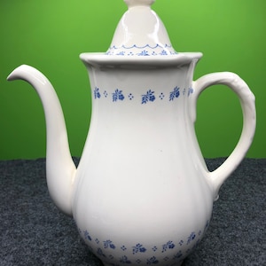 Vintage Mason’s Patent Ironstone coffeee  Pot in Tamzin Pattern with classic blue flower pattern