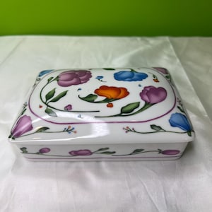 Caixa de enfeites para baralho de cerâmica Horchow vintage feita no Japão com tulipas florais ~ Grande lasca na parte interna da tampa ~ Preço reduzido