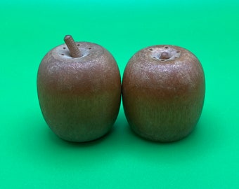 Salières et poivrières vintage en bois avec pomme