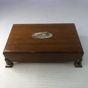 Rara scatola portaoggetti vintage Ronson Crown in legno con piedini e dettagli in metallo