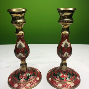 Vintage massief messing geschilderde kandelaars uit India Mooi gedaan met prachtige rode, groene en crème set van 2