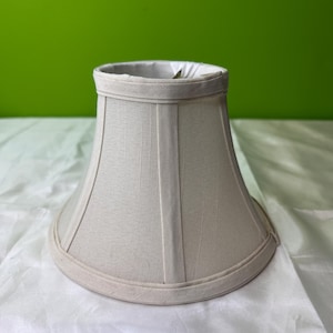 Glockenförmiges Tuch und Draht-Clip auf Lampenschirm ~ Off-weiße Farbe