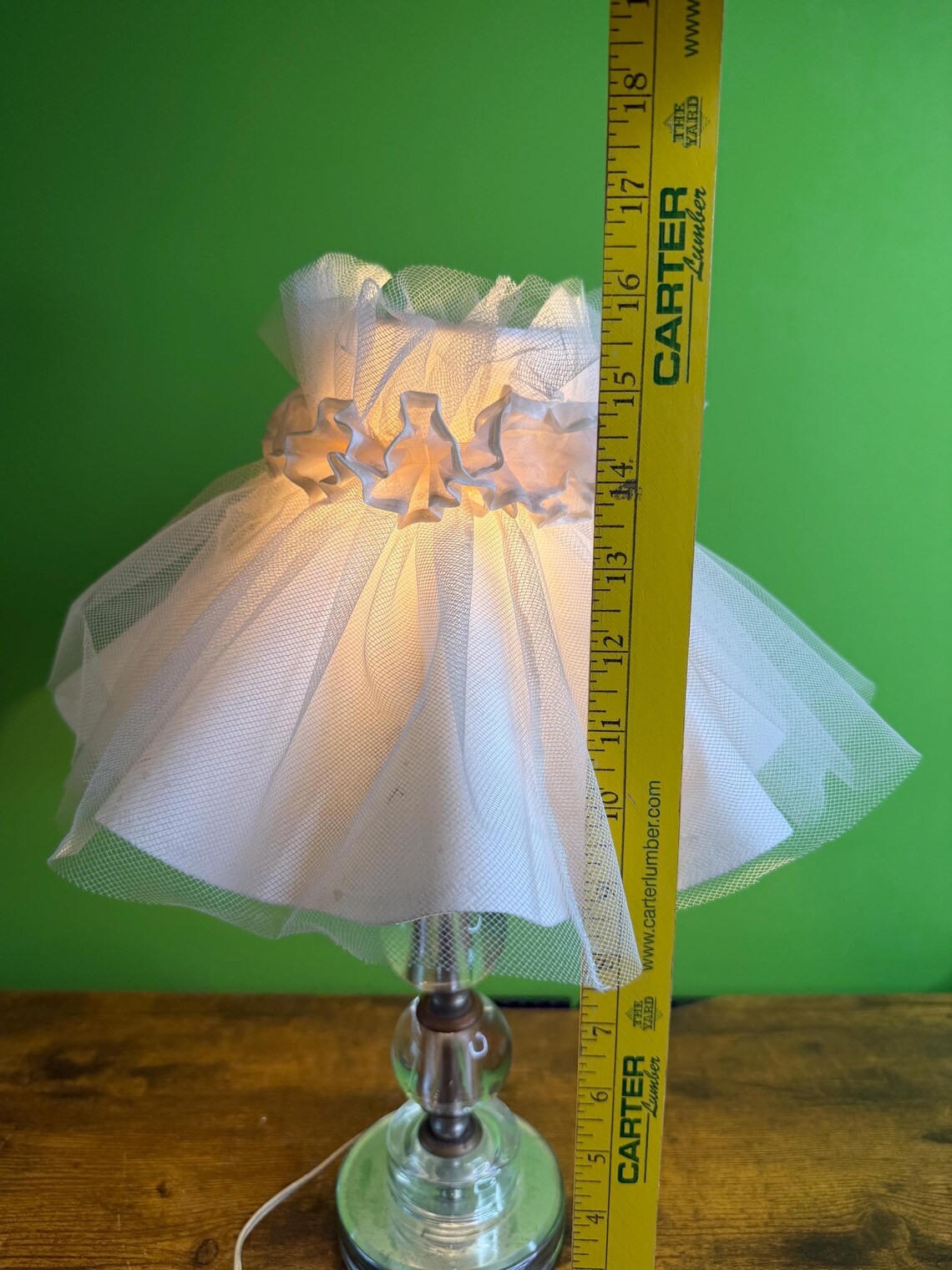 Vintage Table Lamp with a plastic and ruffled white lace clip-on lampshade~ Works! Read Shop Disclaimer, foto 3 di 5