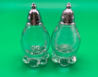 Salière et poivrière vintage en verre transparent avec base boopie et bouchons en métal