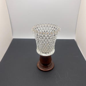 Bougeoir Indiana vintage en verre transparent taillé à la pointe de diamant avec une base en bois