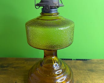 Lámpara de queroseno grande de estilo victoriano, de cristal prensado amarillo dorado vintage, sin chimenea ni mecha.