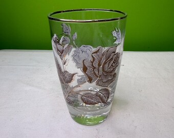 "Vintage ""Rosenstrauß"" Becher von Libbey mit Gold und weißen Rosen Akzenten."