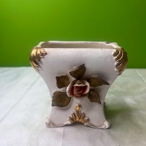 Vintage bisque porslinsvas/planterare med bifogad blomsterdesign och gulddetaljer ~ Vacker ~ Okänd tillverkare