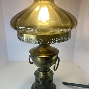 Vintage Aladdin Style GWTW style Lamp with large Amber shade