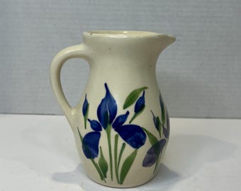 Jarra vintage de cerámica azul marino con flores de Virginia de Emerson Creek Pottery