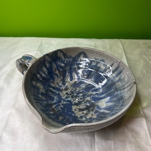 Vintage ser ut som handgjord blå och grå dropp-/virveldesignad glaserad keramikskål med pip och handtag