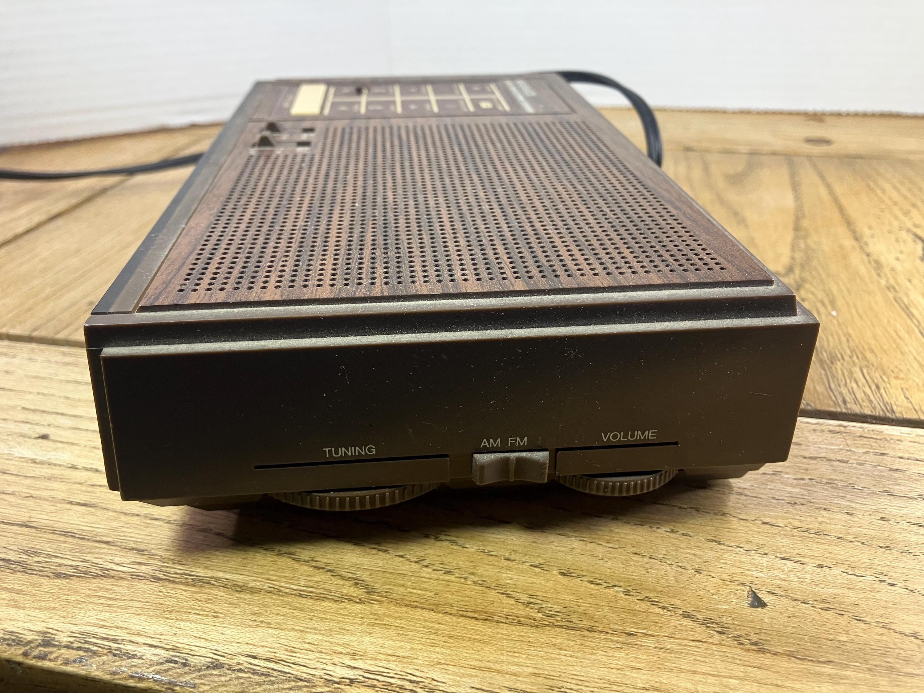 Vintage Clock Radio Magnavox D-3160 AM/FM Radio Digital Alarm