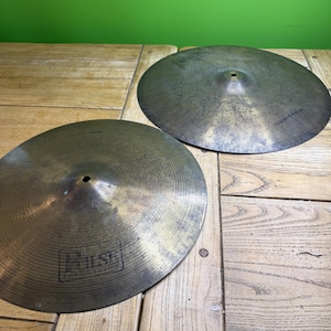 Möjligen vintage-set med 2 Pulse Crash-cymbaler ~ 16” och 18” i Allison Scott-bärväska