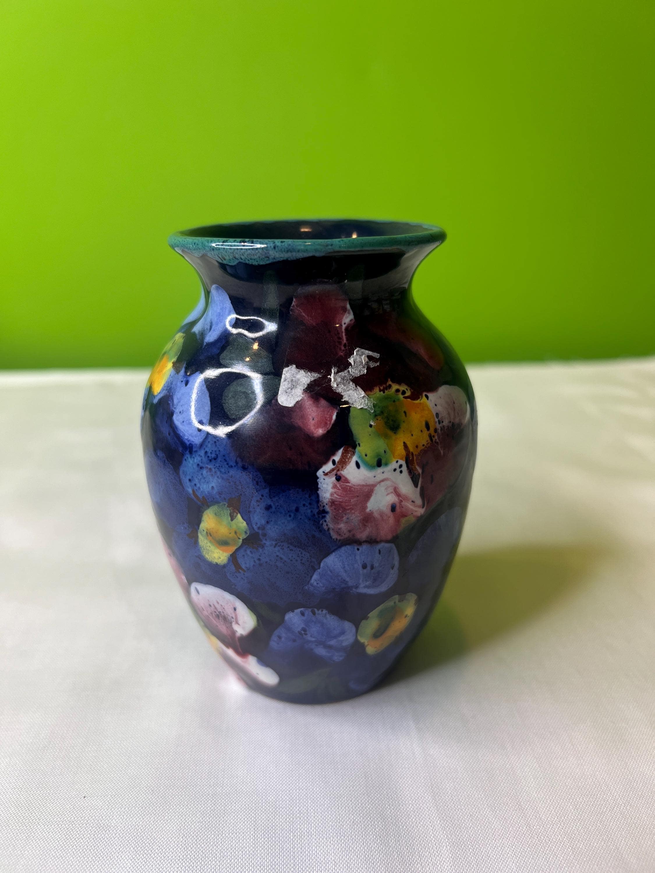 青いハンドペイント花瓶 ヴィンテージ ハンドペイント - ハンドメイド ~ 花柄の青い陶器の花瓶